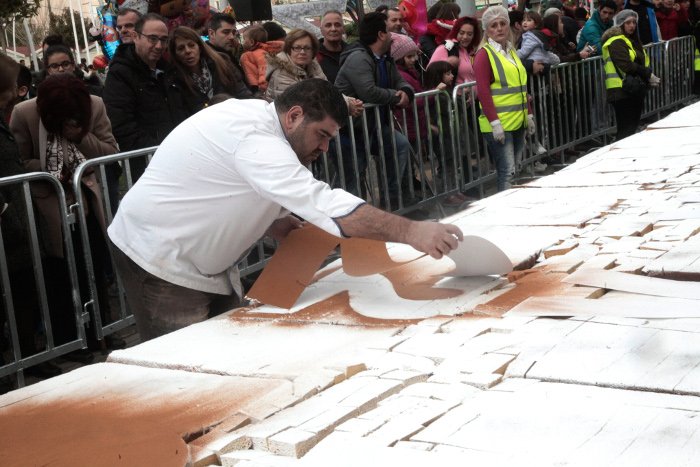 Βασιλόπιτα-γίγας βάρους... 2,5 τόνων στο Περιστέρι [εικόνες & βίντεο] | iefimerida.gr 1