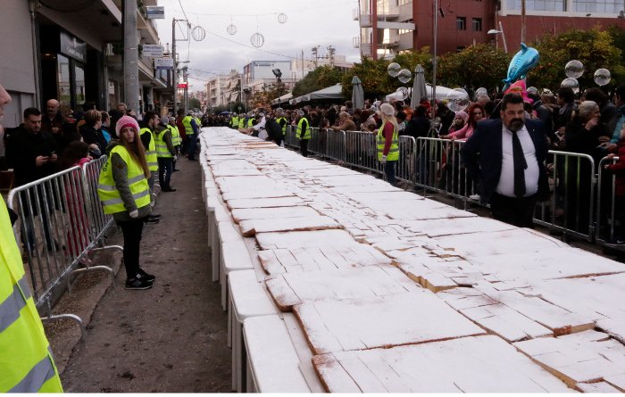 Βασιλόπιτα-γίγας βάρους... 2,5 τόνων στο Περιστέρι [εικόνες & βίντεο] | iefimerida.gr 2
