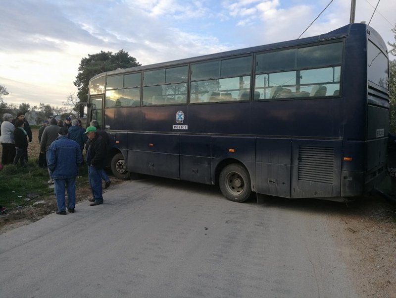 Αναταραχή στη Χίο: Κάτοικοι εμποδίζουν τη μεταφορά οικίσκων στο κέντρο της ΒΙΑΛ [εικόνα] | iefimerida.gr 0