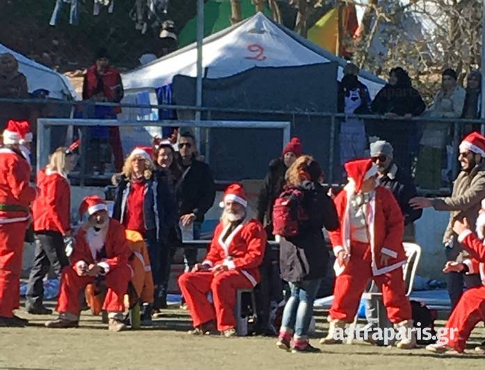 Οι Aγιοι Βασίληδες μοίρασαν χαρά και δώρα στα παιδιά προσφύγων στη ΒΙΑΛ [εικόνες] | iefimerida.gr 1