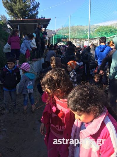 Οι Aγιοι Βασίληδες μοίρασαν χαρά και δώρα στα παιδιά προσφύγων στη ΒΙΑΛ [εικόνες] | iefimerida.gr 0