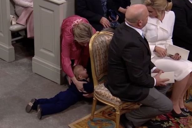 Διαφορετικά πριγκιπικά βαφτίσια στη Σουηδία -Η πριγκίπισσα ντυμένη... χωριατοπούλα [εικόνες] | iefimerida.gr 4