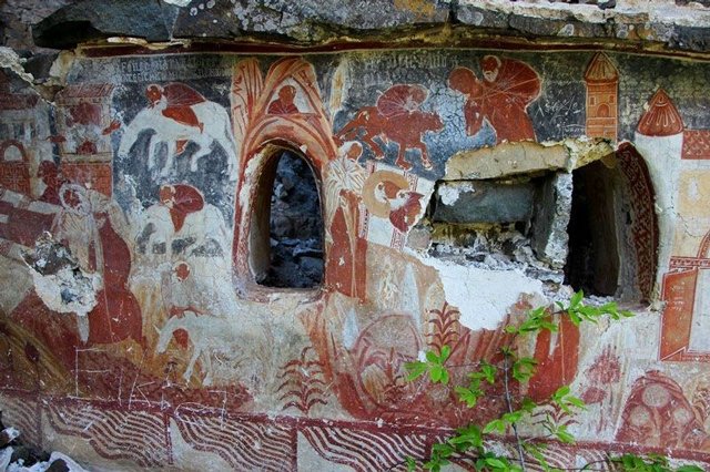 Το εσωτερικό του παρεκκλησιού που ανακαλύφθηκε στην Παναγία Σουμελά [εικόνες] | iefimerida.gr 3