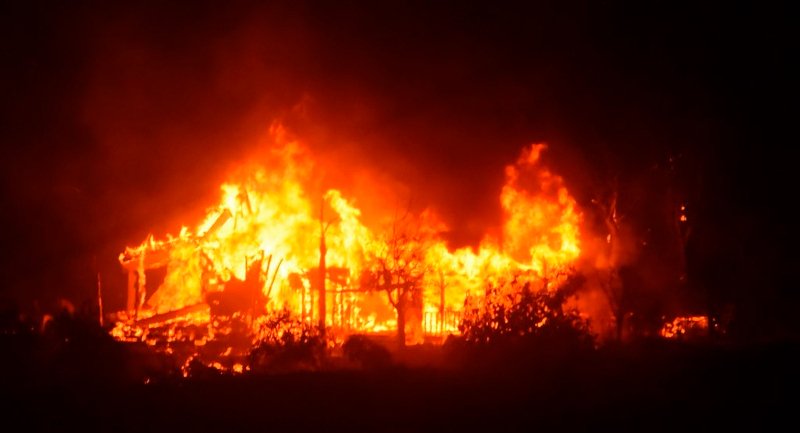 Λος Αντζελες: Σταρ προστατεύουν τις βίλες τους από τις φλόγες με ιδιωτικούς πυροσβέστες [εικόνες] | iefimerida.gr 2