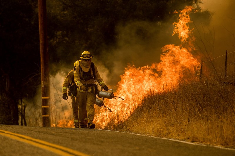 Λος Αντζελες: Σταρ προστατεύουν τις βίλες τους από τις φλόγες με ιδιωτικούς πυροσβέστες [εικόνες] | iefimerida.gr 1