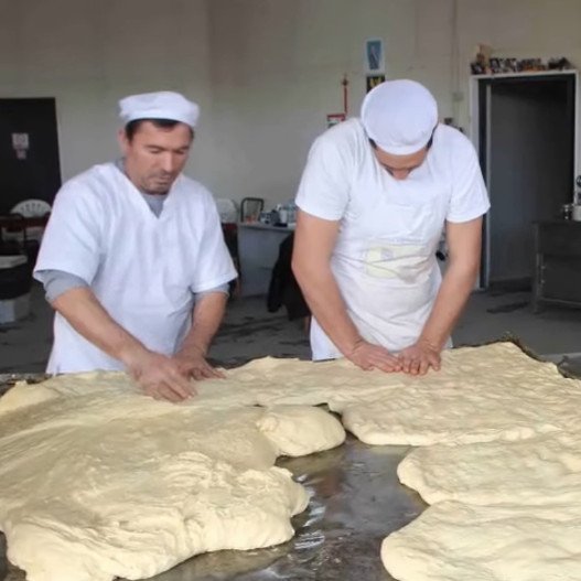 Χριστόψωμο βάρους 400 κιλών ετοιμάζουν στην Αρναία Χαλκιδικής [εικόνες & βίντεο] | iefimerida.gr 0