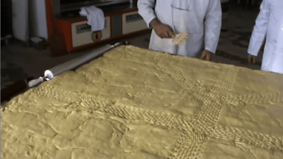 Χριστόψωμο βάρους 400 κιλών ετοιμάζουν στην Αρναία Χαλκιδικής [εικόνες & βίντεο] | iefimerida.gr 1