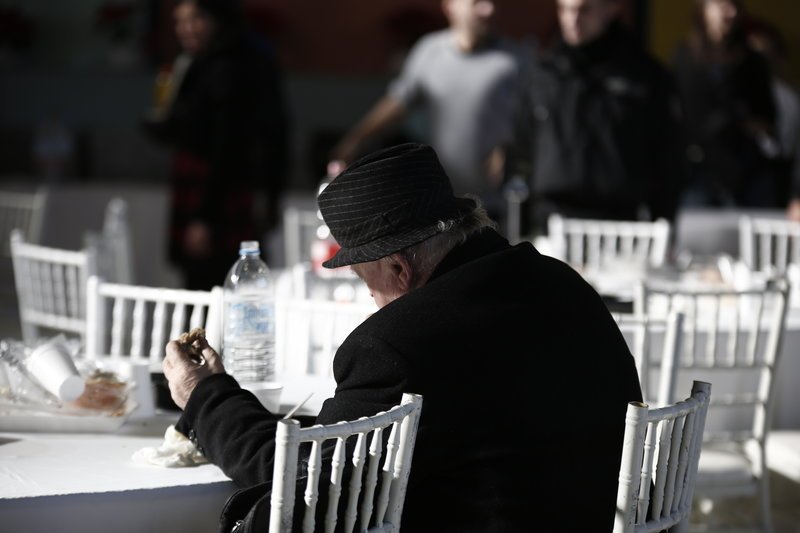 Ενα χαμόγελο, μία ευχή και ζεστό φαγητό για όλους -Στο χριστουγεννιάτικο γεύμα αλληλεγγύης για τους άστεγους [εικόνες] | iefimerida.gr 2