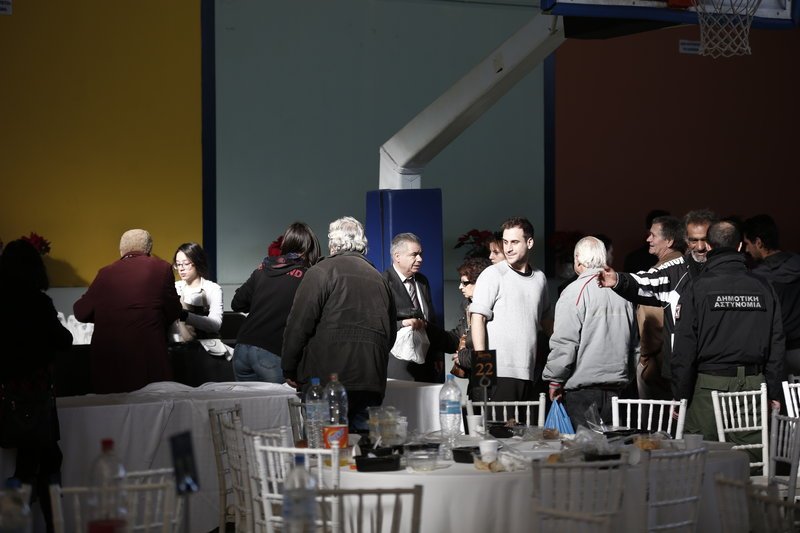 Ενα χαμόγελο, μία ευχή και ζεστό φαγητό για όλους -Στο χριστουγεννιάτικο γεύμα αλληλεγγύης για τους άστεγους [εικόνες] | iefimerida.gr 3