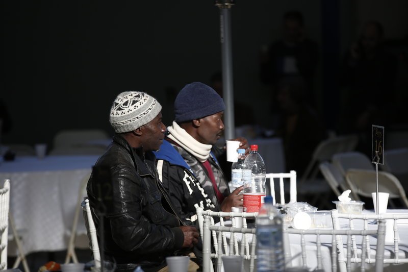 Ενα χαμόγελο, μία ευχή και ζεστό φαγητό για όλους -Στο χριστουγεννιάτικο γεύμα αλληλεγγύης για τους άστεγους [εικόνες] | iefimerida.gr 4