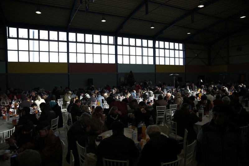 Ενα χαμόγελο, μία ευχή και ζεστό φαγητό για όλους -Στο χριστουγεννιάτικο γεύμα αλληλεγγύης για τους άστεγους [εικόνες] | iefimerida.gr 6