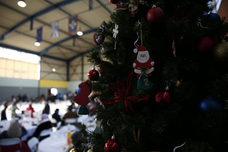 Ενα χαμόγελο, μία ευχή και ζεστό φαγητό για όλους -Στο χριστουγεννιάτικο γεύμα αλληλεγγύης για τους άστεγους [εικόνες] | iefimerida.gr 7