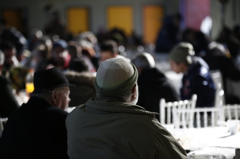Ενα χαμόγελο, μία ευχή και ζεστό φαγητό για όλους -Στο χριστουγεννιάτικο γεύμα αλληλεγγύης για τους άστεγους [εικόνες] | iefimerida.gr 8