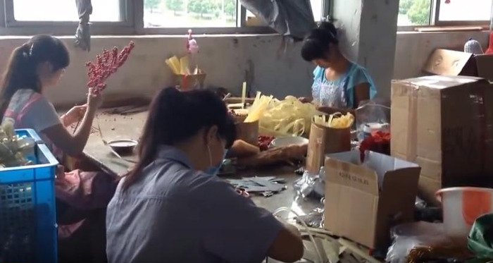 Πού φτιάχνονται όλα αυτά τα χριστουγεννιάτικα στολίδια; Όχι στο Βόρειο Πόλο, αλλά στην Κίνα [βίντεο] | iefimerida.gr 0