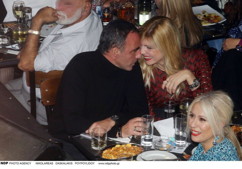 Ο Νίκος Αλιάγας σε τρυφερές στιγμές με τη γυναίκα του σε νυχτερινή έξοδο στην Αθήνα [εικόνες] | iefimerida.gr 1