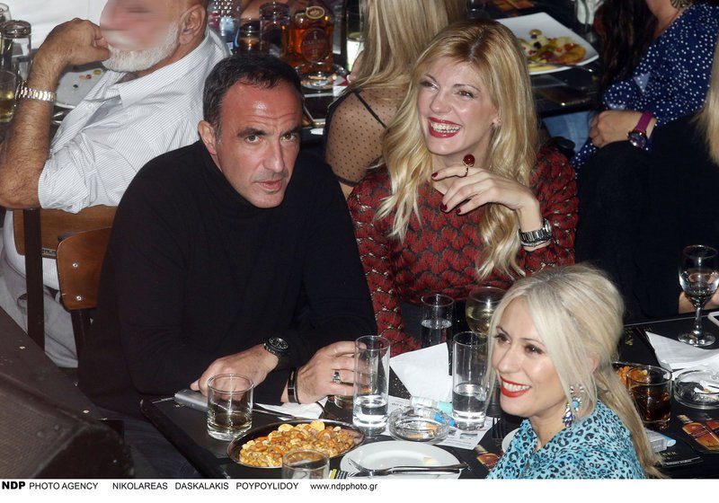 Ο Νίκος Αλιάγας σε τρυφερές στιγμές με τη γυναίκα του σε νυχτερινή έξοδο στην Αθήνα [εικόνες] | iefimerida.gr 0