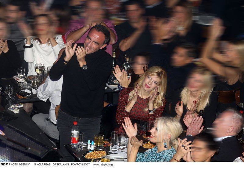 Ο Νίκος Αλιάγας σε τρυφερές στιγμές με τη γυναίκα του σε νυχτερινή έξοδο στην Αθήνα [εικόνες] | iefimerida.gr 2