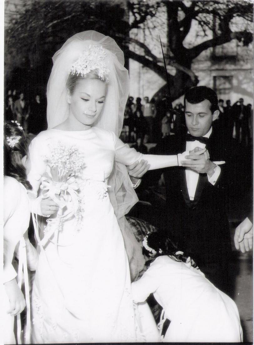 Ο γάμος της Αλίκης Βουγιουκλάκη και του Δημήτρη Παπαμιχαήλ, 53 χρόνια πριν -Το Givenchy νυφικό από τη... Νίτσα και το ξύλο [εικόνες] | iefimerida.gr 6