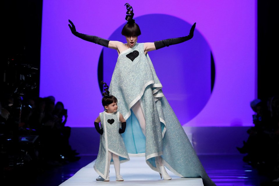 12+1 δημιουργίες που ξεχώρισαν στην Paris Haute Couture Week | iefimerida.gr 10