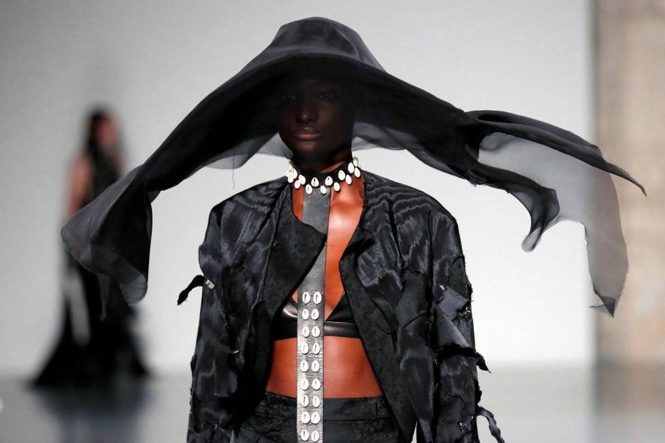 12+1 δημιουργίες που ξεχώρισαν στην Paris Haute Couture Week | iefimerida.gr 12