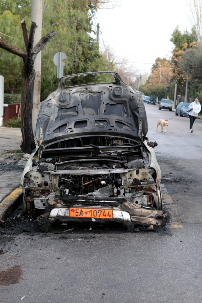 Εκαψαν τρία οχήματα στη Φιλοθέη -Κοντά στην πρεσβεία της Ουκρανίας [εικόνες] | iefimerida.gr 1