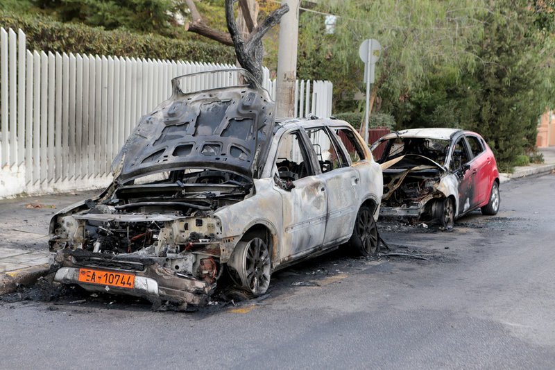 Εκαψαν τρία οχήματα στη Φιλοθέη -Κοντά στην πρεσβεία της Ουκρανίας [εικόνες] | iefimerida.gr 0