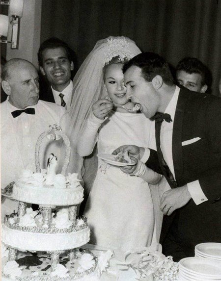 Ο γάμος της Αλίκης Βουγιουκλάκη και του Δημήτρη Παπαμιχαήλ, 53 χρόνια πριν -Το Givenchy νυφικό από τη... Νίτσα και το ξύλο [εικόνες] | iefimerida.gr 13