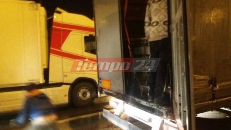 Χάος στο λιμάνι της Πάτρας: Μετανάστες μπουκάρουν σε νταλίκες [βίντεο] | iefimerida.gr 5