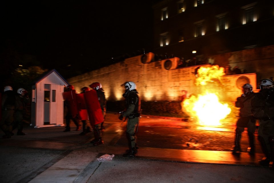 Επεισόδια έξω από τη Βουλή -Ξύλο ανάμεσα σε διαδηλωτές & ΜΑΤ [βίντεο & εικόνες] | iefimerida.gr 5