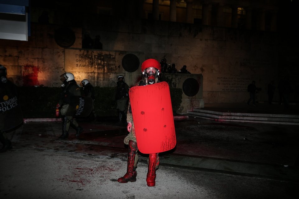 Επεισόδια έξω από τη Βουλή -Ξύλο ανάμεσα σε διαδηλωτές & ΜΑΤ [βίντεο & εικόνες] | iefimerida.gr 4