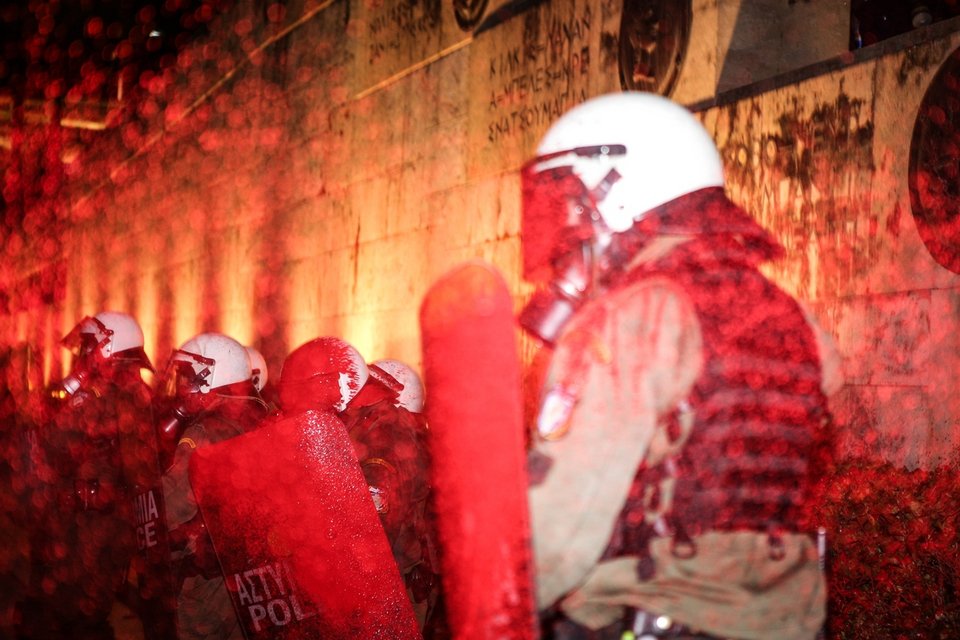 Επεισόδια έξω από τη Βουλή -Ξύλο ανάμεσα σε διαδηλωτές & ΜΑΤ [βίντεο & εικόνες] | iefimerida.gr 3