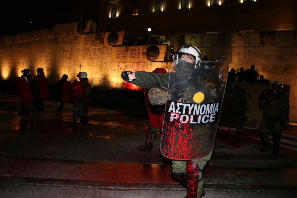 Επεισόδια έξω από τη Βουλή -Ξύλο ανάμεσα σε διαδηλωτές & ΜΑΤ [βίντεο & εικόνες] | iefimerida.gr 2