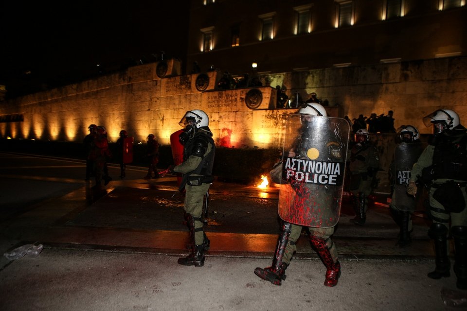 Επεισόδια έξω από τη Βουλή -Ξύλο ανάμεσα σε διαδηλωτές & ΜΑΤ [βίντεο & εικόνες] | iefimerida.gr 1