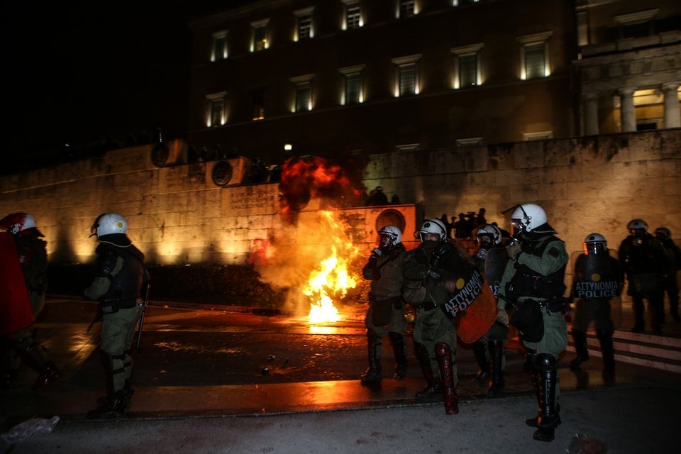 Επεισόδια έξω από τη Βουλή -Ξύλο ανάμεσα σε διαδηλωτές & ΜΑΤ [βίντεο & εικόνες] | iefimerida.gr 0