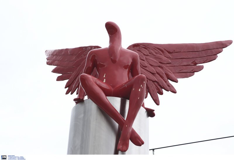 Απίστευτο! Τον κόκκινο άγγελο στο Π. Φάληρο τον γκρέμισαν κάτοικοι -Τον έδεσαν με σχοινιά και τον τράβηξαν με φορτηγό [εικόνες] | iefimerida.gr 7