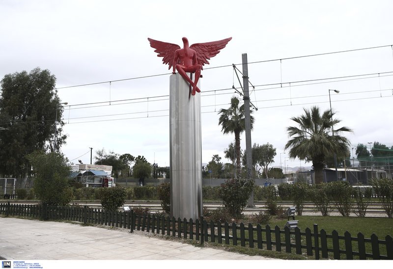 Απίστευτο! Τον κόκκινο άγγελο στο Π. Φάληρο τον γκρέμισαν κάτοικοι -Τον έδεσαν με σχοινιά και τον τράβηξαν με φορτηγό [εικόνες] | iefimerida.gr 5