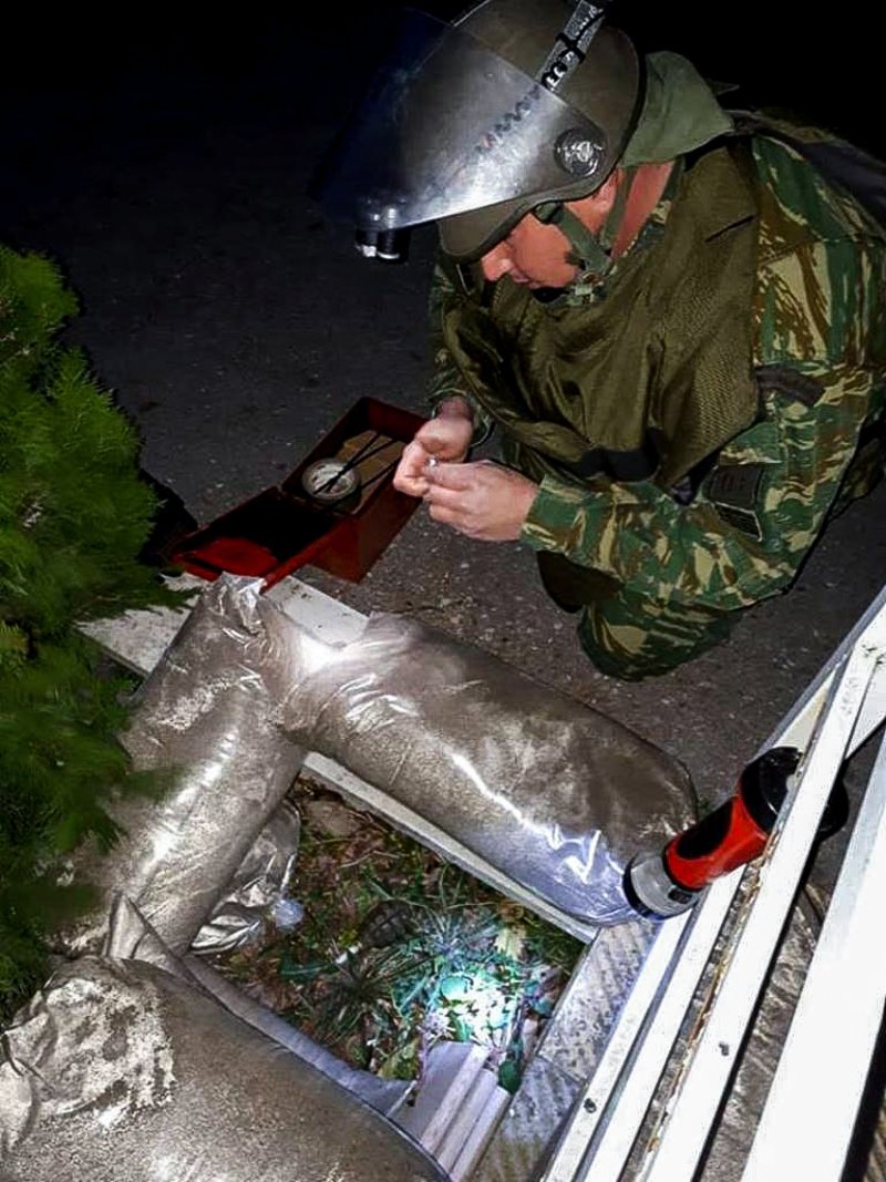 Βήμα βήμα η επιχείρηση εξουδετέρωσης χειροβομβίδας στο Ωραιόκαστρο -Με κινήσεις ακριβείας [εικόνες] | iefimerida.gr 3