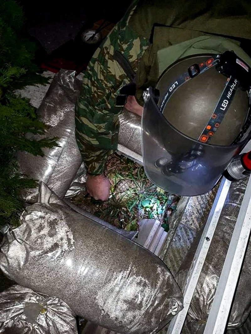 Βήμα βήμα η επιχείρηση εξουδετέρωσης χειροβομβίδας στο Ωραιόκαστρο -Με κινήσεις ακριβείας [εικόνες] | iefimerida.gr 4