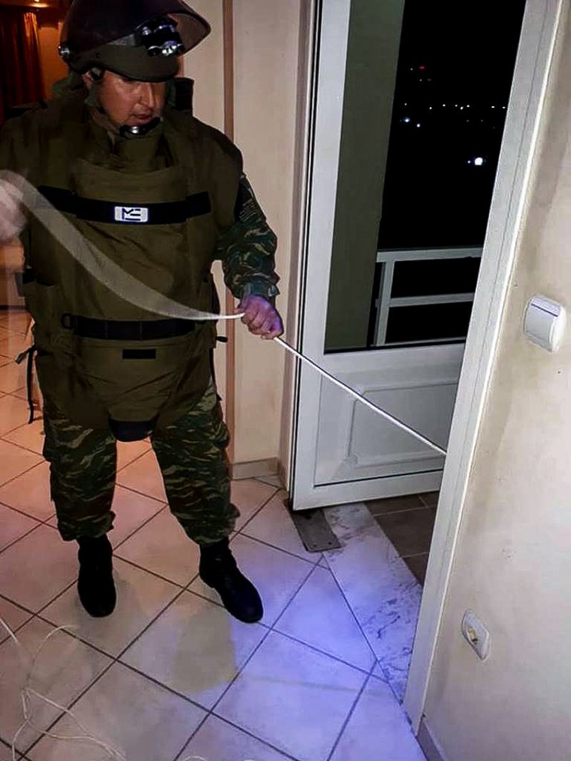 Βήμα βήμα η επιχείρηση εξουδετέρωσης χειροβομβίδας στο Ωραιόκαστρο -Με κινήσεις ακριβείας [εικόνες] | iefimerida.gr 1