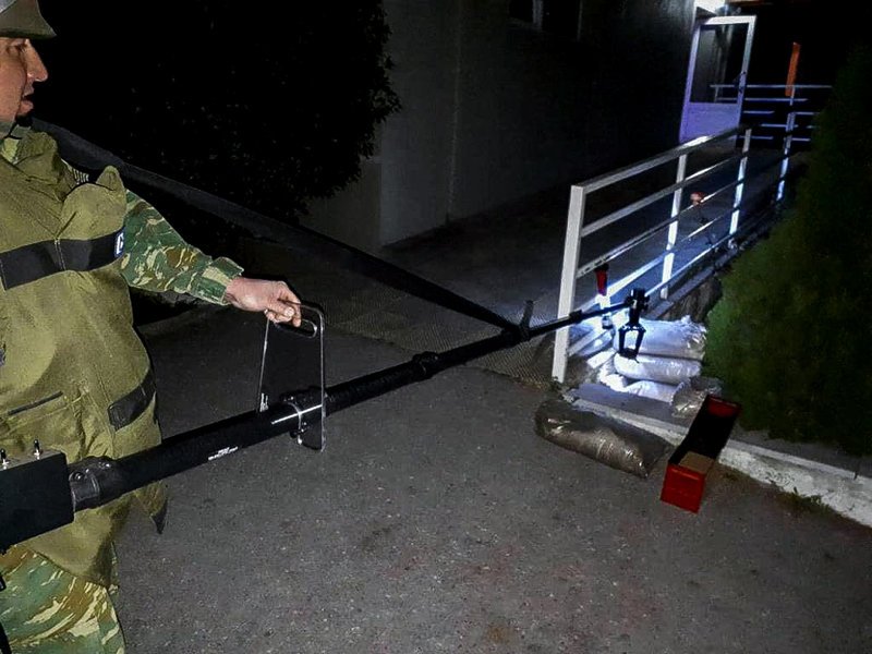 Βήμα βήμα η επιχείρηση εξουδετέρωσης χειροβομβίδας στο Ωραιόκαστρο -Με κινήσεις ακριβείας [εικόνες] | iefimerida.gr 5