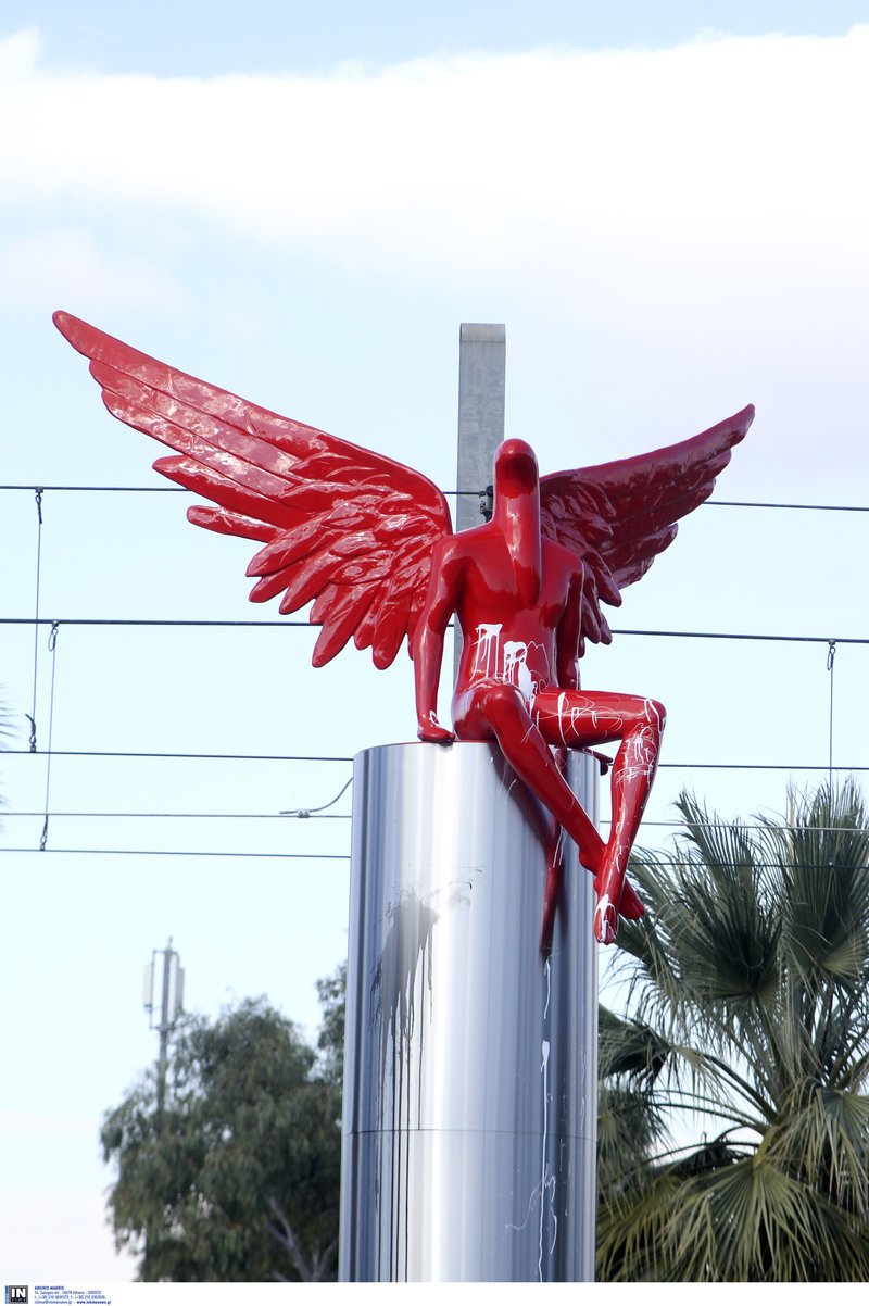 Απίστευτο! Τον κόκκινο άγγελο στο Π. Φάληρο τον γκρέμισαν κάτοικοι -Τον έδεσαν με σχοινιά και τον τράβηξαν με φορτηγό [εικόνες] | iefimerida.gr 6