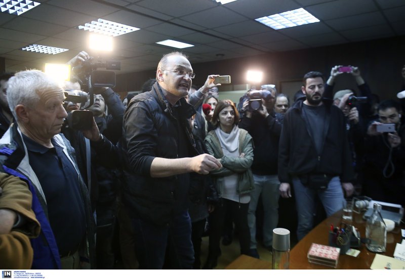 Μέλη του ΠΑΜΕ έφτασαν μέχρι την Αχτσιόγλου: Χύθηκε αίμα για τις απεργίες, πάρτε πίσω τον νόμο [εικόνες & βίντεο] | iefimerida.gr 1