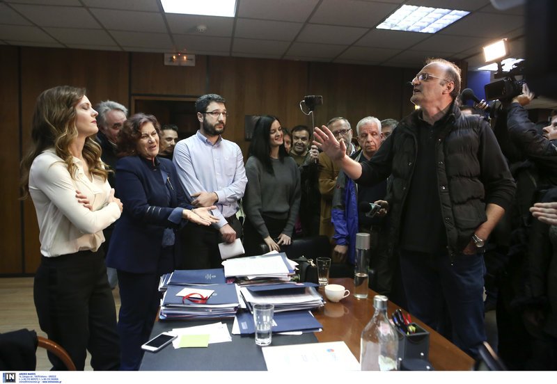 Μέλη του ΠΑΜΕ έφτασαν μέχρι την Αχτσιόγλου: Χύθηκε αίμα για τις απεργίες, πάρτε πίσω τον νόμο [εικόνες & βίντεο] | iefimerida.gr 2