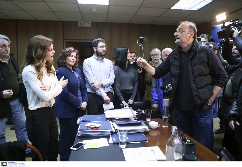 Μέλη του ΠΑΜΕ έφτασαν μέχρι την Αχτσιόγλου: Χύθηκε αίμα για τις απεργίες, πάρτε πίσω τον νόμο [εικόνες & βίντεο] | iefimerida.gr 3