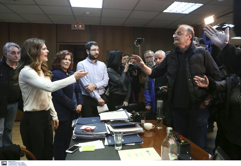 Μέλη του ΠΑΜΕ έφτασαν μέχρι την Αχτσιόγλου: Χύθηκε αίμα για τις απεργίες, πάρτε πίσω τον νόμο [εικόνες & βίντεο] | iefimerida.gr 4