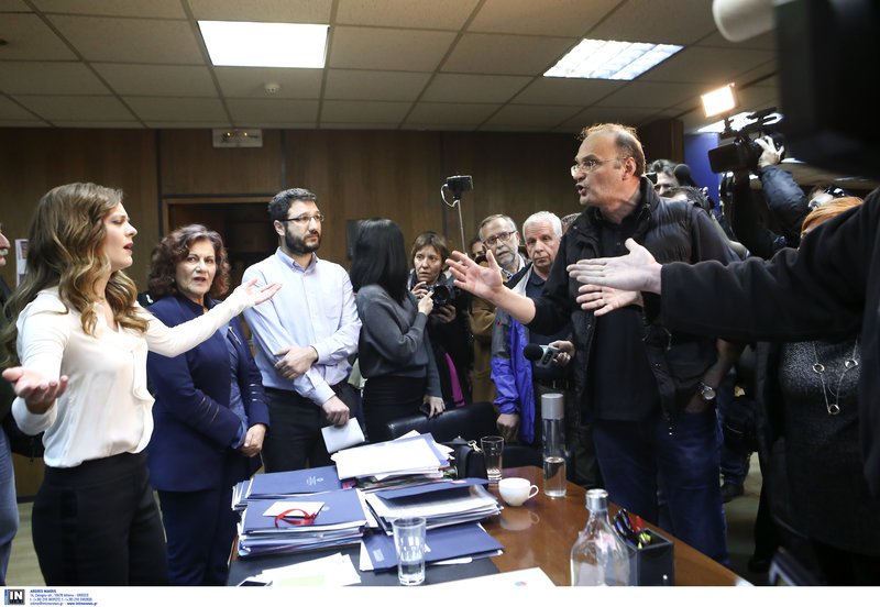 Μέλη του ΠΑΜΕ έφτασαν μέχρι την Αχτσιόγλου: Χύθηκε αίμα για τις απεργίες, πάρτε πίσω τον νόμο [εικόνες & βίντεο] | iefimerida.gr 5