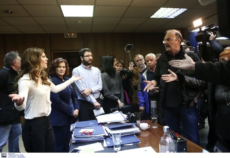 Μέλη του ΠΑΜΕ έφτασαν μέχρι την Αχτσιόγλου: Χύθηκε αίμα για τις απεργίες, πάρτε πίσω τον νόμο [εικόνες & βίντεο] | iefimerida.gr 6