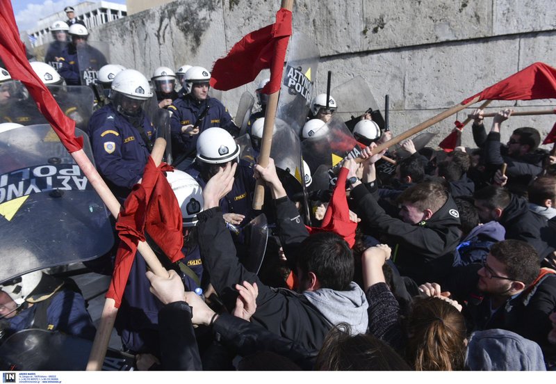 Ξύλο και χημικά -Φοιτητές και ΑΝΤΑΡΣΥΑ προσπάθησαν να εισβάλουν στη Βουλή [εικόνες & βίντεο] | iefimerida.gr 0