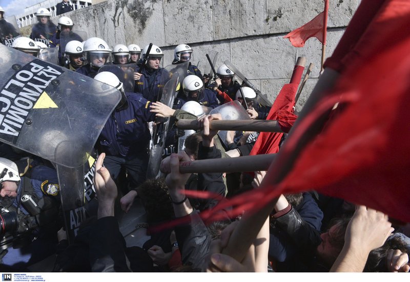Ξύλο και χημικά -Φοιτητές και ΑΝΤΑΡΣΥΑ προσπάθησαν να εισβάλουν στη Βουλή [εικόνες & βίντεο] | iefimerida.gr 1