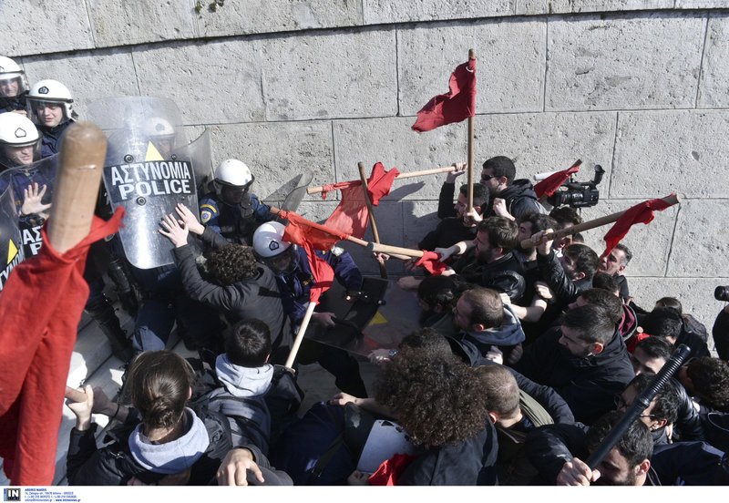 Ξύλο και χημικά -Φοιτητές και ΑΝΤΑΡΣΥΑ προσπάθησαν να εισβάλουν στη Βουλή [εικόνες & βίντεο] | iefimerida.gr 2